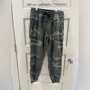 Aritzia / TNA’s camo jogger pants